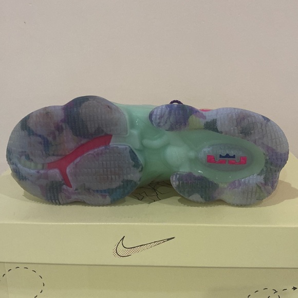 Lebron XIX Valentines Day - Picture 5 of 8